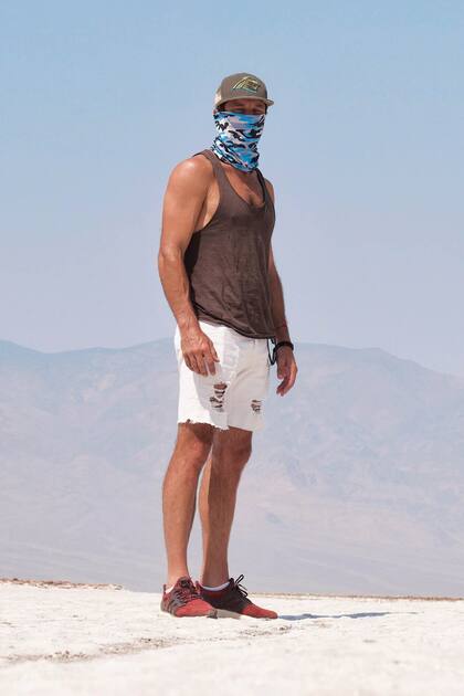El día que visitaron el salitral Badwater Basin, uno de los puntos de interés en el Death Valley National Park, Pico se protegió la cara del intenso reflejo del salitre con un pañuelo. La temperatura había trepado hasta los 48 grados.