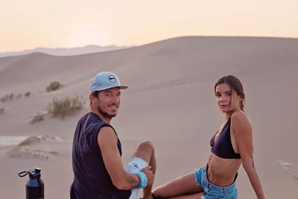 Distendidos, aprecian la belleza de postal de la caída del sol en los médanos de Mesquite Flat Sand Dunes –en Death Valley National Park–, donde tuvieron la noche más estrellada del trip