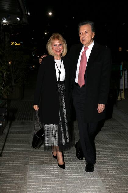 Minutos después de las 18 hs, se celebró un cócktail en el Hotel Clásico al que sólo asistieron sus familiares y amigos más cercanos. Los tíos de Camila, Evangelina y Palito Ortega dijeron presente.
