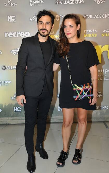 Elegantes, Martín Slipak y Pilar Gamboa; los actores optaron por negro riguroso
