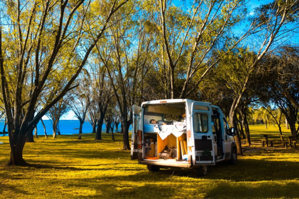 “¿Con qué vista querés desayunar mañana?”. Acondicionar un motorhome y vivir en el camino, la movida que gana adeptos