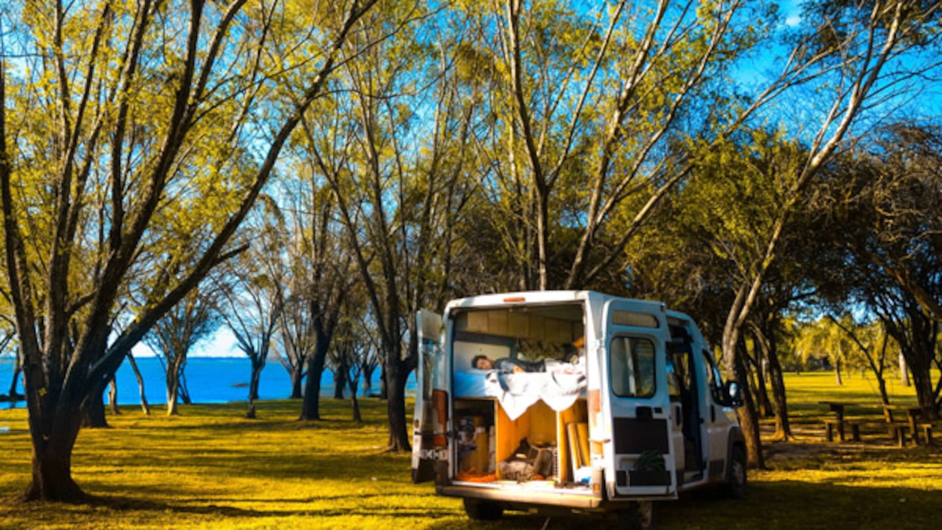 “¿Con qué vista querés desayunar mañana?”. Acondicionar un motorhome y vivir en el camino, la movida que gana adeptos