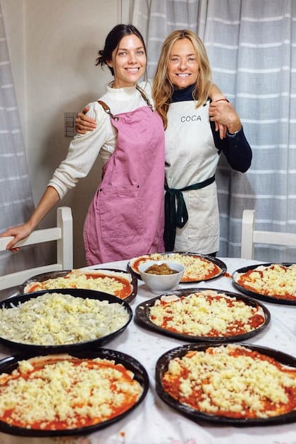 Madre e hija aprovechan la cuarentena para compartir su gusto por la cocina.