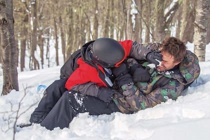 Durante la producción fotográfica para ¡Hola!, padre e hijo empezaron una divertida guerra de nieve.