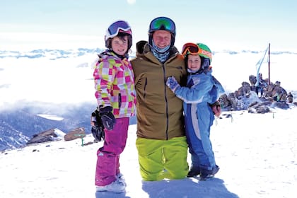 Fanático de la alta montaña, hizo snowboard por primera vez en el cerro Catedral alentado por su mujer, Victoria, y por sus hijos, Sossie y Theo