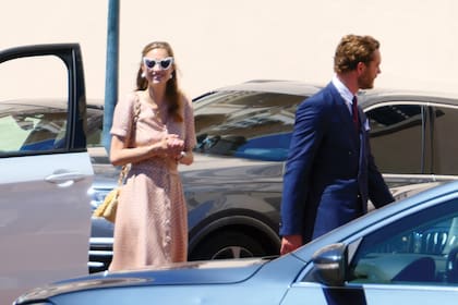 Pierre Casiraghi y Beatrice Borromeo encabezaron el desfile de estilo y autos clásicos que entraron en el Palacio Grimaldi, el escenario de la boda. Bea lució un vestido a lunares de la marca de su cuñada, Marta Ferri, y anteojos con forma de corazón de Saint Laurent
