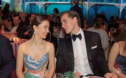La princesa Alexandra eligió un vestido integramente bordado de Sandra Mansour. Su novio desde hace más de dos años, Ben- Sylvester Strautman, se sumó al momento del baile.