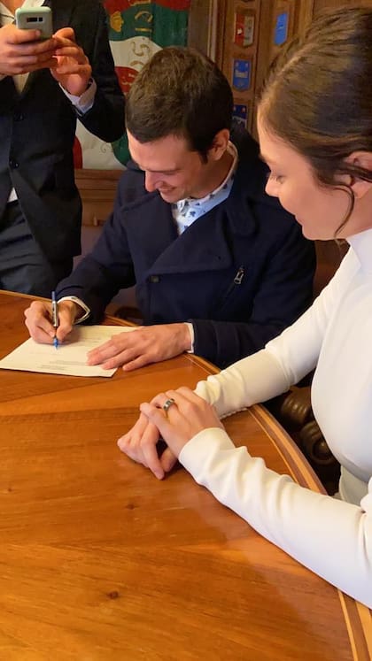 Luli conoció a Eugenio a principios de 2016 cuando ella le encargó la construcción de una biblioteca para su departamento de soltera. Tras compartir unas cervezas e intercambiar teléfonos, organizaron su primera cita. Desde entonces no se separaron.