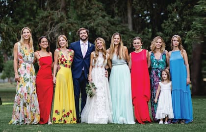El 24 de febrero de este año, Pilar Laprida, hermana de Geni, se casó con Jerónimo Bas. La novia posó con las mujeres de la familia: Isabel Strom (casada con Clemente Zavaleta); Sonia Zavaleta; Luli Laprida; el novio; Pilar Laprida; Paulina Trotz; Milagros Zavaleta; Geni Laprida y Delfina Laguna (no