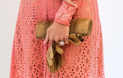 En 2017, durante una visita a Portugal, potenció su look con un clutch baguette de cuero efecto reptil, que posiblemente haya recibido como regalo durante uno de sus viajes a Filipinas