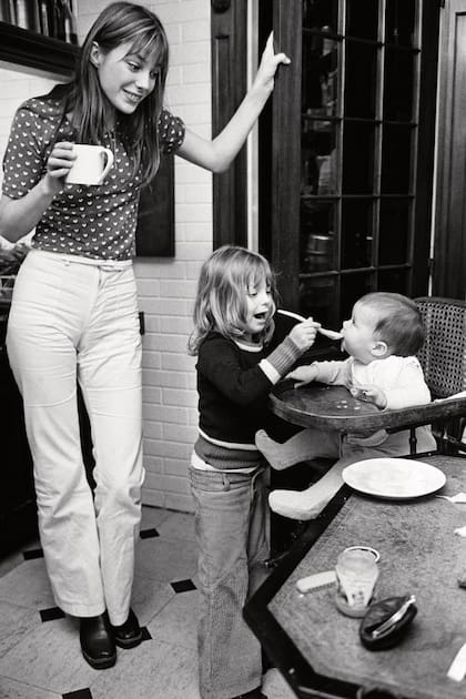 En su casa de París, Jane disfruta viendo cómo Kate le da de comer a su hermana menor, Charlotte.
