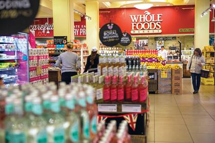 A fines de 2016, Meghan fue vista haciendo compras en Whole Foods, un supermercado especializado en comida orgánica cerca del palacio. Dicen que la primera vez que vio la heladera de Harry, tiró toda la comida chatarra y la reemplazó por opciones más sanas.