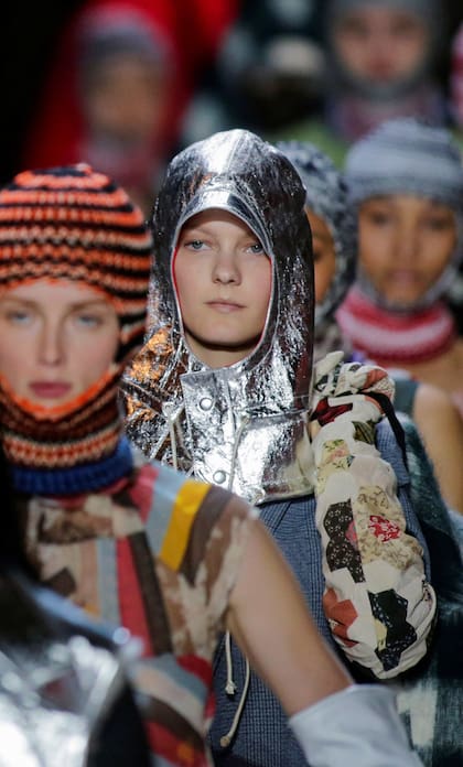 Calvin Klein. Con pasamontañas y capuchas como piezas claves, exploró materiales de sesgo futurista