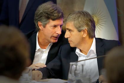 Santiago Bausili, futuro presidente del BCRA, y Luis Caputo, futuro ministro de Economía