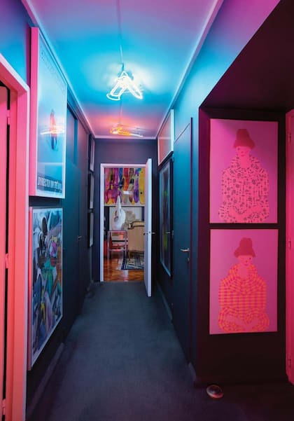En pocos metros, un verdadero catálogo contemporáneo. A la izquierda dominan Flavia Da Rin (Fine art inkjet print) y Cristina Garrido (acrílico sobre impresión laser); en el techo, La sin futuro (neón soplado) y a la izquierda, Constanza Alberione (acrílico sobre MDF).