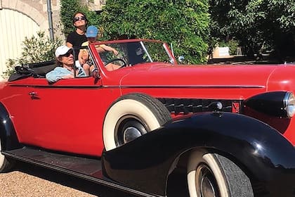 Su joven novia, la bailarina Melanie Hamrick, también compartió algunas imágenes de su cuarentena en redes sociales