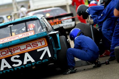 Mecanicos trabajan en un auto de Turismo Carretera: según los números que maneja la Asociación Argentina de Volantes, 20 mil pilotos y 55 mil familias dependen del automovilismo deportivo