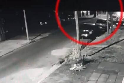 Las imágenes registradas en las cámaras de seguridad de la zona muestran que un hombre huyó del lugar sin sustraer ninguna pertenencia del subcomisario.