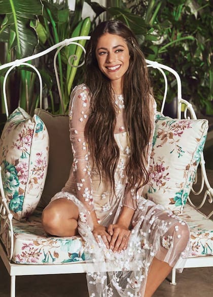 "Mis padres me dejan mucho más espacio, porque ya soy mayor de edad, pero siempre me acompañan en cada paso que doy. Se turnan para ir cuando tengo una gira", confiesa la actriz y cantante.