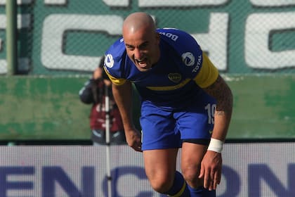 Santiago Silva, en otro de sus típicos festejos con la camiseta de Boca, de donde debió irse, según él mismo confesó, por discrepancias con Juan Román Riquelme.