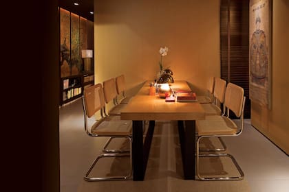La mesa de comedor es el único mueble que tiene su altura original ya que se usa para comer, pero también como escritorio. Las sillas Cesca, el diseño de Breuer sin apoya brazos, respaldos bajos, esterilla y acero, resultan perfectas “porque son livianas a la vista”, dice.