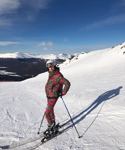 Con un llamativo equipo floreado, Dolores perfecciona su estilo en la pista La Brecha