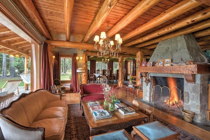 La arquitectura y la decoración de la casa estuvieron inspiradas en el espíritu sureño y afrancesado del hotel Pire-Hue. La construcción demoró un año y medio, ya que todos los materiales fueron transportados a través del agua. Aquí una vista del living principal.