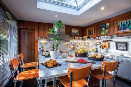 Hecha a medida en Alemania, la cocina está preparada para alimentar a un batallón. Durante la temporada, “Almarvan” se convierte en un open house: los amigos caen a distintas horas del día y la Negra los recibe con delicias.