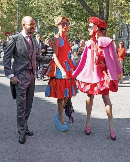 Entre las invitadas triunfaron los diseños inspirados en los años 50, aunque la nota de color y modernidad la dieron la diseñadora Ágatha Ruiz de la Prada y su hija Cósima Ramírez, que llevaron unos llamativos trajes de su propia marca.