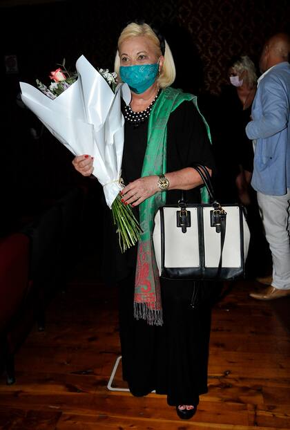 Marta González, con flores en mano, tras la función de la obra