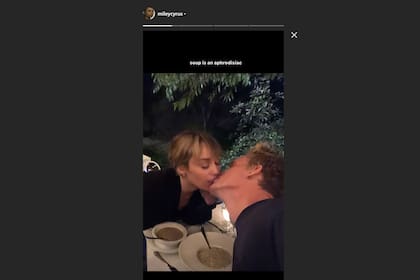 Miley y Cody en la cena afrodisíaca