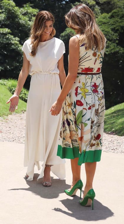 En su primer encuentro enmarcado en el Programa de Acompañantes, Juliana llevó un vestido corte evasé con lazo en la cintura y falda irregular. Melania Trump lució muy elegante: eligió un vestido plisado de Gucci valuado en cinco mil dólares; y lo combinó con stilettos de Manolo Blahnik.