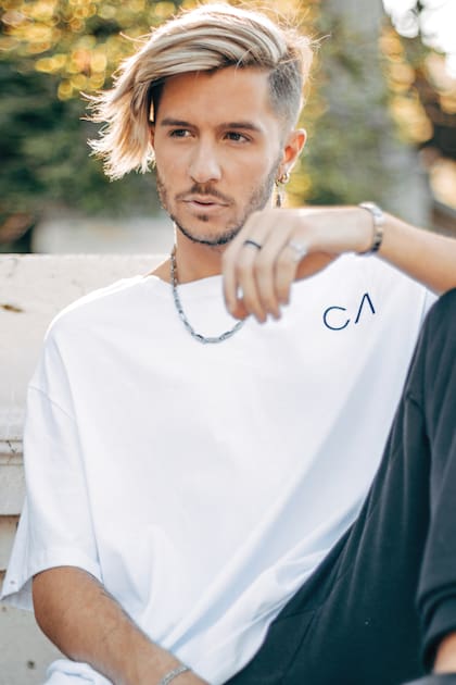“Este tiempo de encierro, sin tantos ruidos del afuera, me sirve para conectarme y estar más creativo para escribir, componer y seguir adelante con mi música”, sostiene el ex futbolista