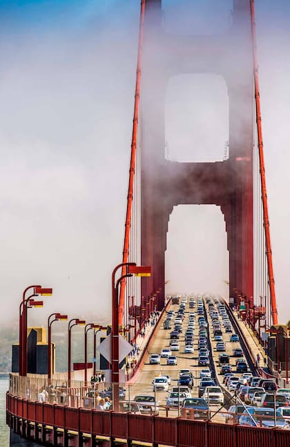 El icónico Golden Gate Bridge conecta la ciudad con el condado de Marin.