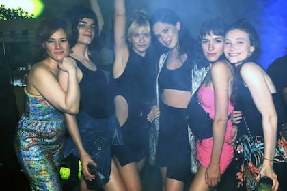Parte del elenco femenino: Virginia Innocenti, Malena Sánchez, la China Suárez, Delfina Chaves, Candela Vetrano y Agustina Benavides a puro festejo
