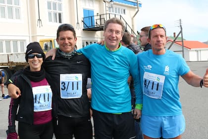 El equipo Chimichurri: Graciela Brunazzo, esposa de Jiménez Corbalán, él, Marc Townsend y Marcelo De Bernardis, corredor histórico de la carrera en las islas