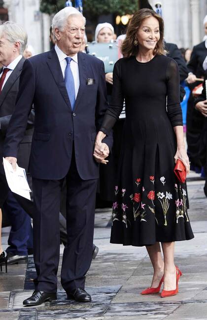Treinta y dos años después de haber sido distinguido con este premio, el escritor peruano Mario Vargas Llosa volvió a decir presente en la entrega de la mano de su novia, Isabel Preysler.