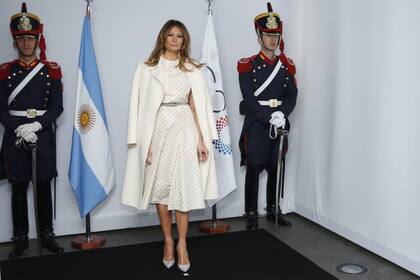 Melania Trump eligió un vestido línea “A” y largo a la rodilla. Los complementos, cinturón y stilettos, se combinaban a la perfección. Fue la única que eligió cubrirse con un tapado del mismo largo del vestido.
