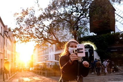 Los tours de Loca suelta en París tienen un valor de 10 euros, pero también ofrece recorridos gratuitos en las redes sociales, donde la cuarentena le hizo multiplicar los seguidores