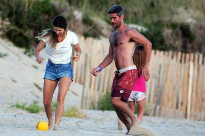 Marcela Kloosterboer y su marido, Fernando Sieling, jugaron un picadito y se divirtieron sobre la arena