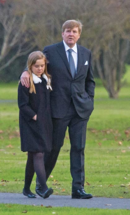 Guillermo Alejandro con su hija menor, Ariane, ahijada de Inés. Durante la ceremonia el Rey se encargó de acompañar y abrazar a sus hijas.