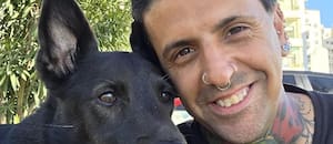 Desorientado, se subió al subte, viajó siete estaciones y en una plaza, un paseador cambió su destino