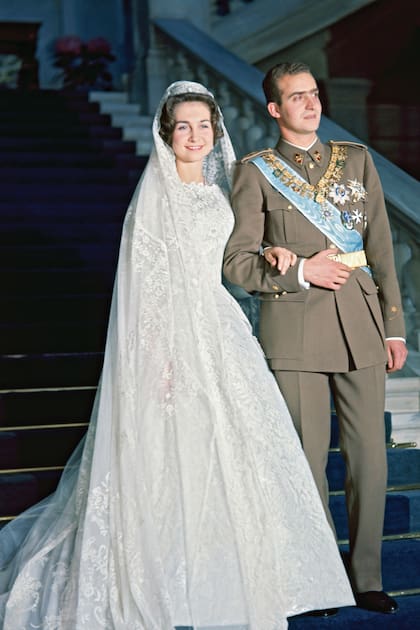 El 14 de mayo de 1962, para cumplir con sus respectivas religiones, Juan Carlos y Sofía tuvieron dos bodas en Atenas: la primera, según el culto católico romano, y luego se casaron por el rito ortodoxo griego