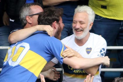 Andy Kusnetzoff festejó con amigos los goles de Darío Benedetto y Ramón Ávila.