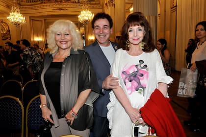 Una de las actrices fetiches de Muscari, Luisa Albinoni, bromeó y posó junto Sergio Company y su amiga, Zulma Faiad