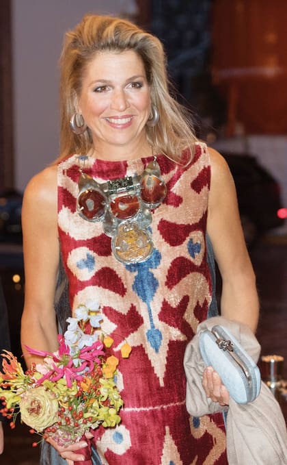 Durante el estreno del ballet Ode to the Master en la National Opera Ballet de Ámsterdam (15 de septiembre de 2017), la Reina impactó con un vestido de estampado étnico, de Afroditi Hera, y joyas XXL. Sin embargo, su clutch no pasó desapercibido.
