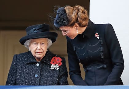 Durante la ceremonia del año pasado todas las miradas estaban puestas en Meghan Markle debido a los rumores de la renuncia confirmada meses después. De hecho, la reina compartió balcón con Kate Middleton y con Camilla Parker mientras que la duquesa de Sussex fue relegada a otro espacio
