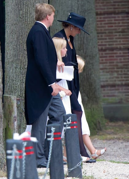 El día del entierro, la familia real vistió de negro, a excepción de las condesas Luana y Zaria; y las hijas de Máxima y Guillermo Alejandro, Amalia, Alexia y Ariane, quienes usaron vestidos blancos.