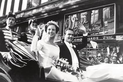 Felices, la princesa Margarita y el príncipe Henrik pasean por la ciudad en una carroza y reciben el cariño de los daneses.