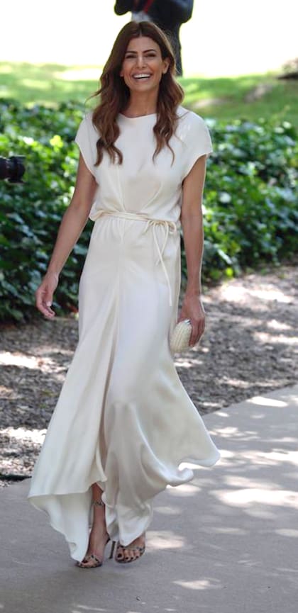 Juliana Awada, de blanco, con sandalias y clutch para recibir a las primeras damas en Villa Ocampo